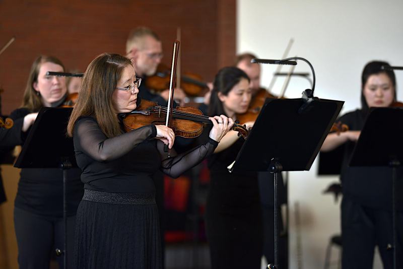 Leila Schayegh mit der Neuen Philharmonie Westfalen